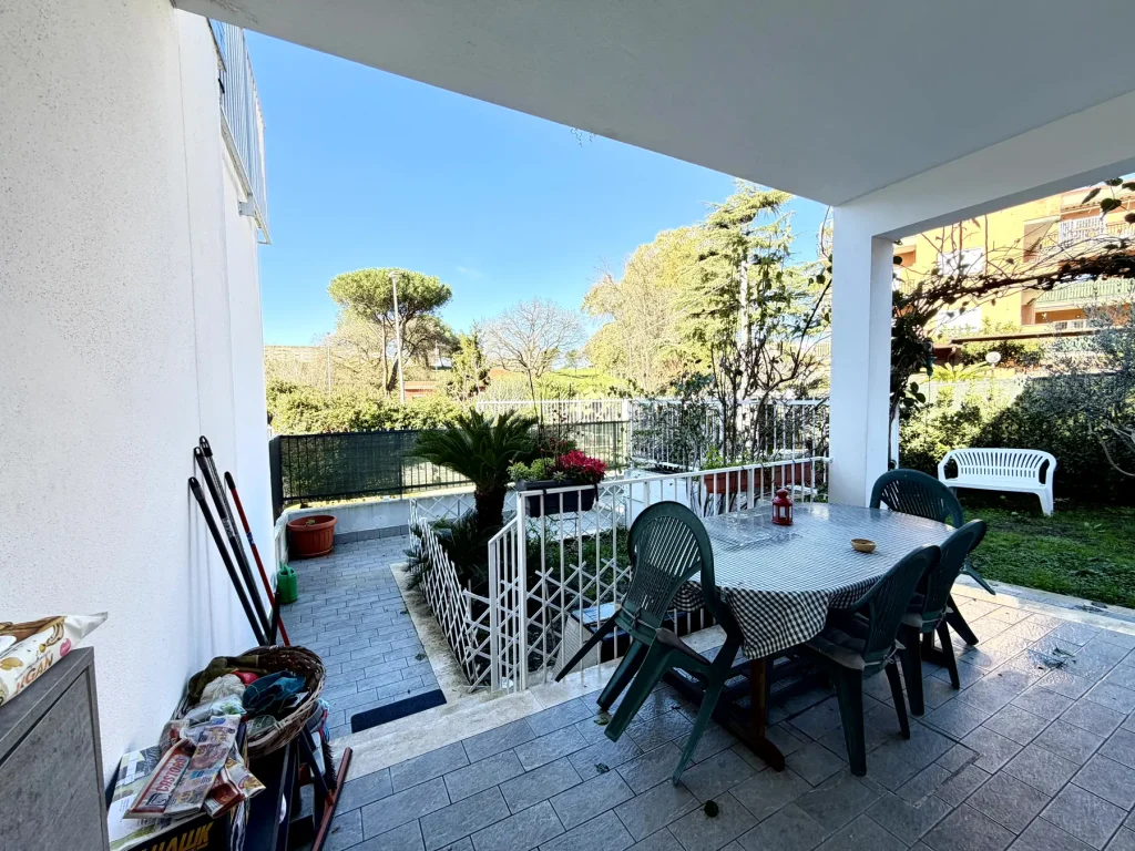 Villino a schiera con giardino privato, Casetta Mattei, immagine 3 di 12