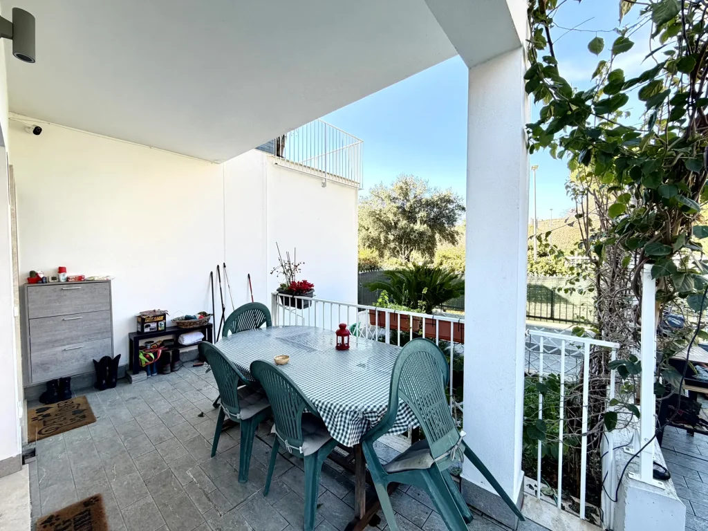 Villino a schiera con giardino privato, Casetta Mattei, immagine 4 di 12