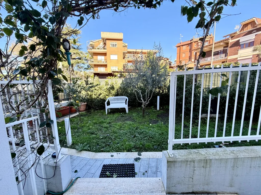 Villino a schiera con giardino privato, Casetta Mattei, immagine 5 di 12