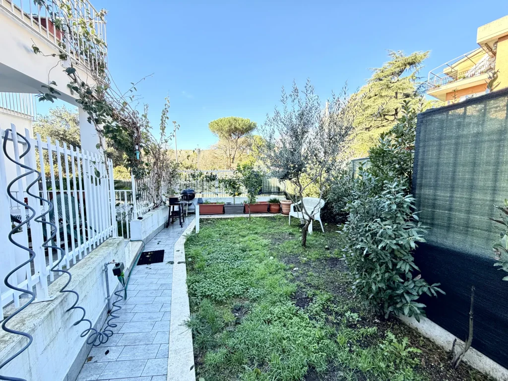 Villino a schiera con giardino privato, Casetta Mattei, immagine 6 di 12