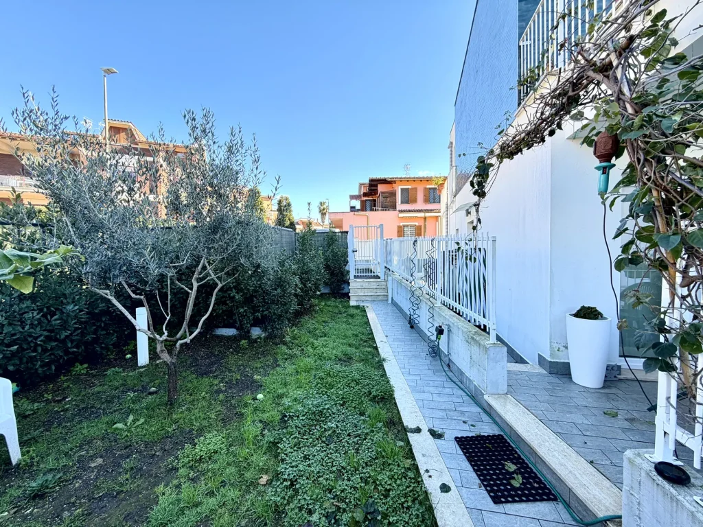 Villino a schiera con giardino privato, Casetta Mattei, immagine 7 di 12