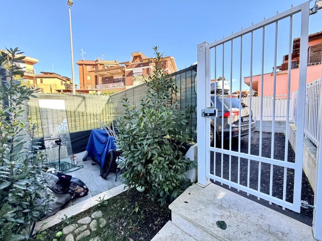 Villino a schiera con giardino privato, Casetta Mattei, immagine 8 di 12