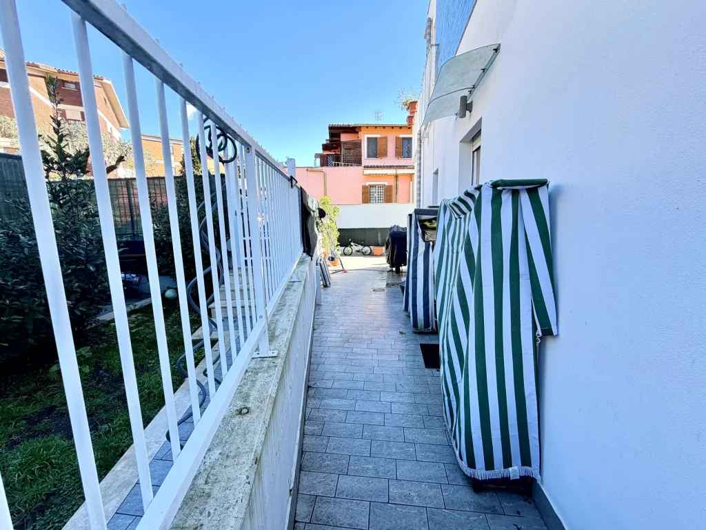 Villino a schiera con giardino privato, Casetta Mattei, immagine 10 di 12