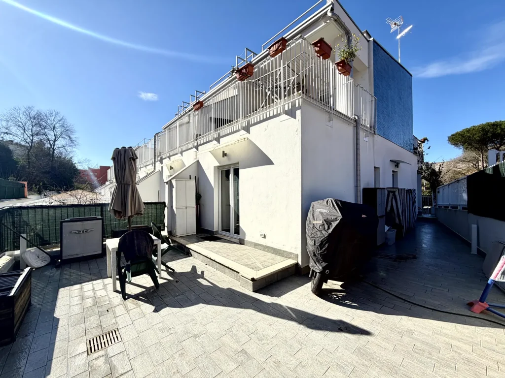 Villino a schiera con giardino privato, Casetta Mattei, immagine 1 di 12