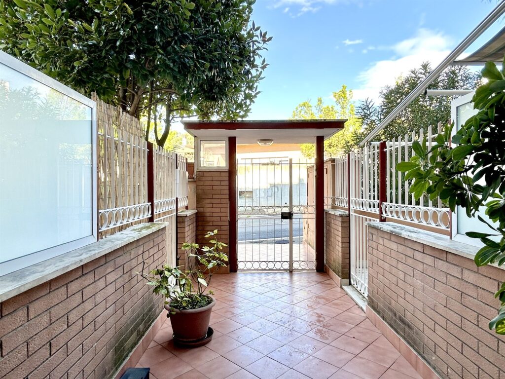 Trilocale in Via dei Sampieri 39, immagine 2 di 2