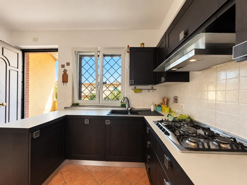 Cucina ad angolo del villino a schiera a Trigoria, immagine 3 di 10