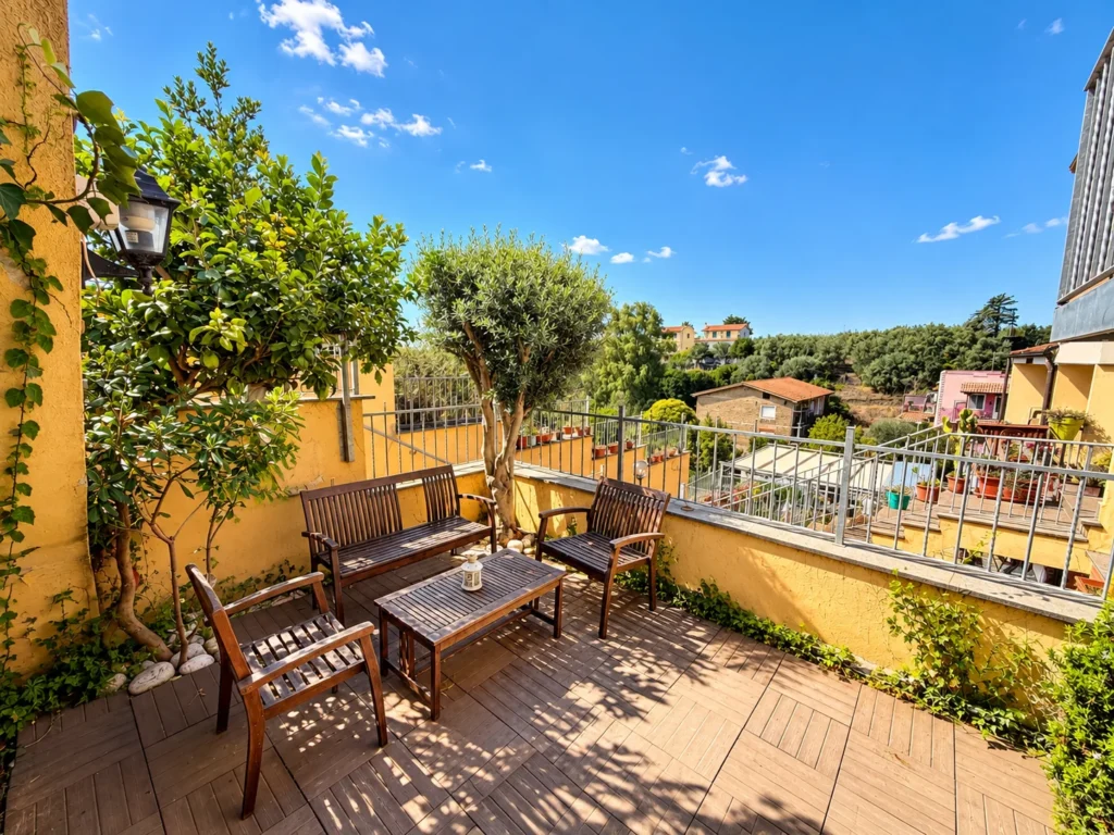 Terrazzo con tavolo e affaccio sul verde a Trigoria, immagine 5 di 10